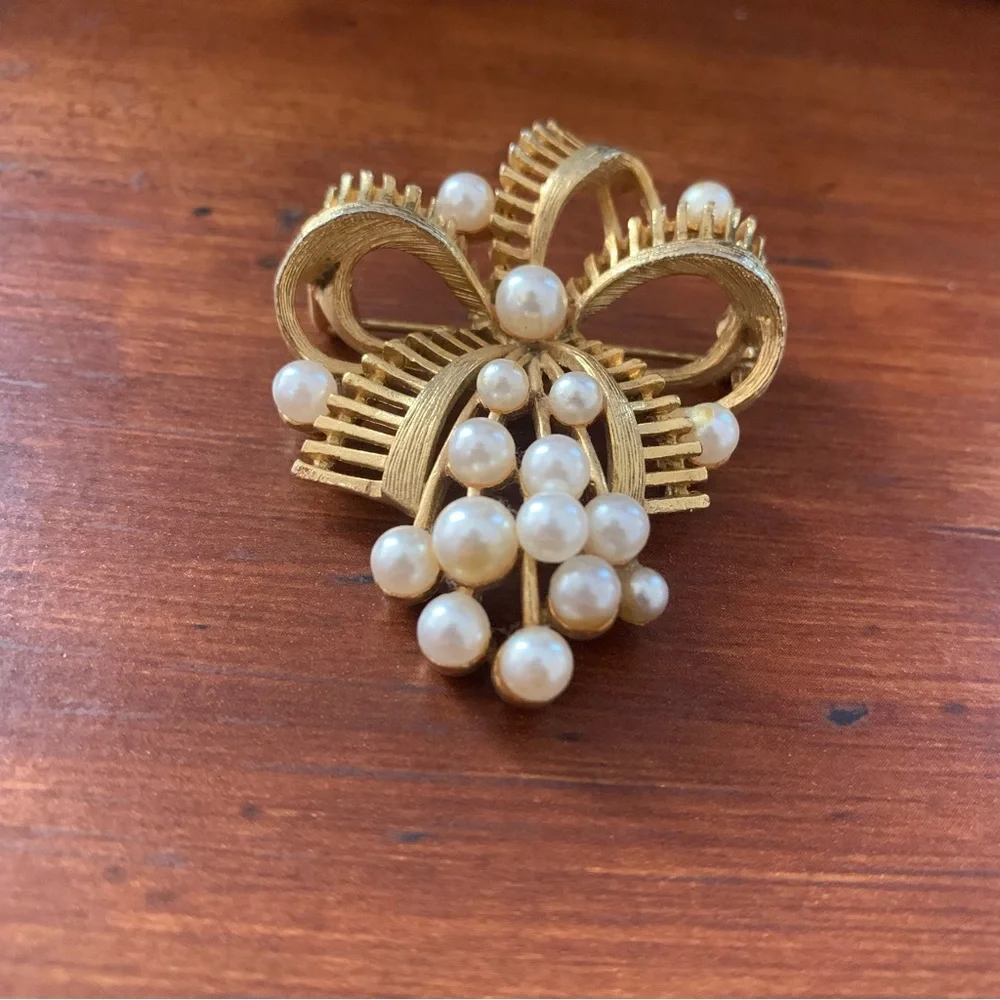 Lisner Vintage gold tone and pearl bow flower brooch pin
